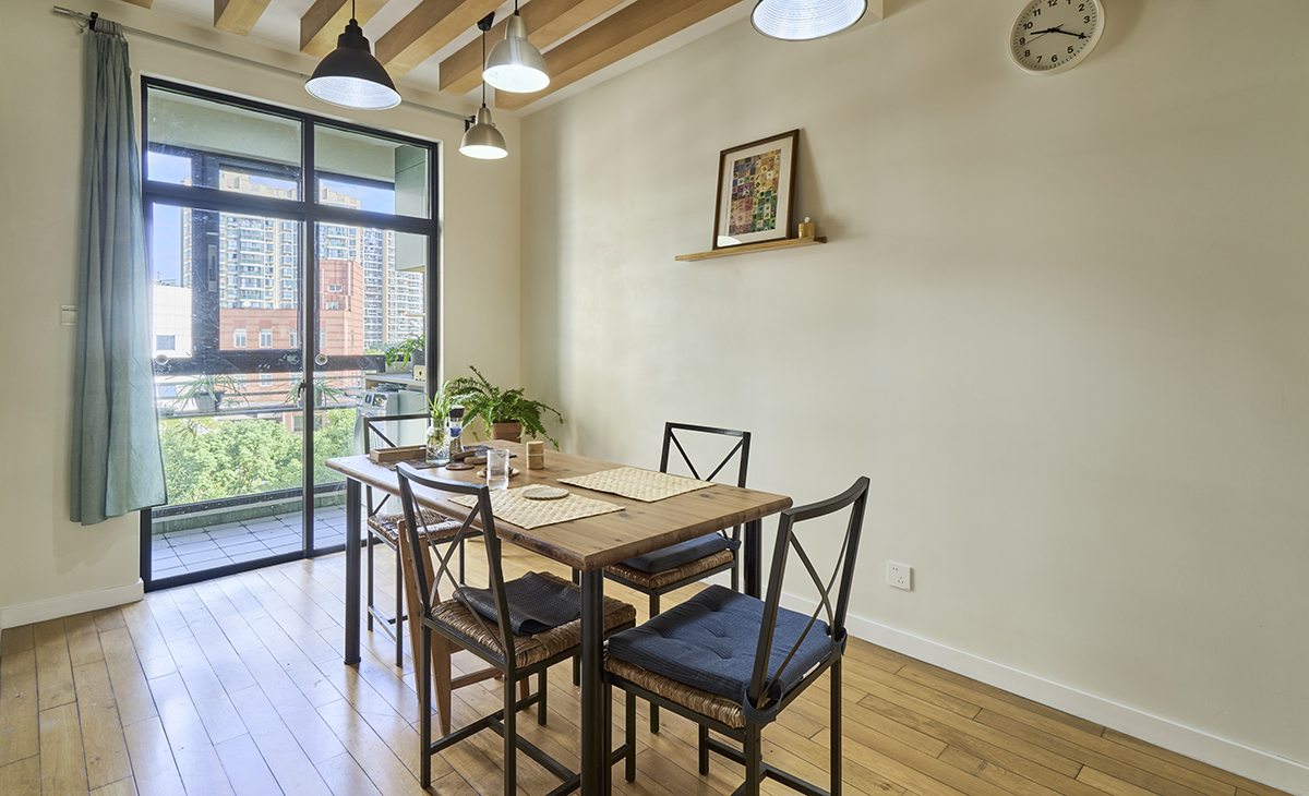  餐廳是一家人用餐最高的區(qū)域，餐廳與廚房相通，增加了活動面積，實用性強，減少家庭聚會所帶來的空間壓力