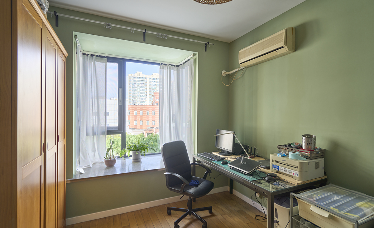 次臥是客房的空間，墻面采用綠色，色彩上靈動自如，簡潔明亮。