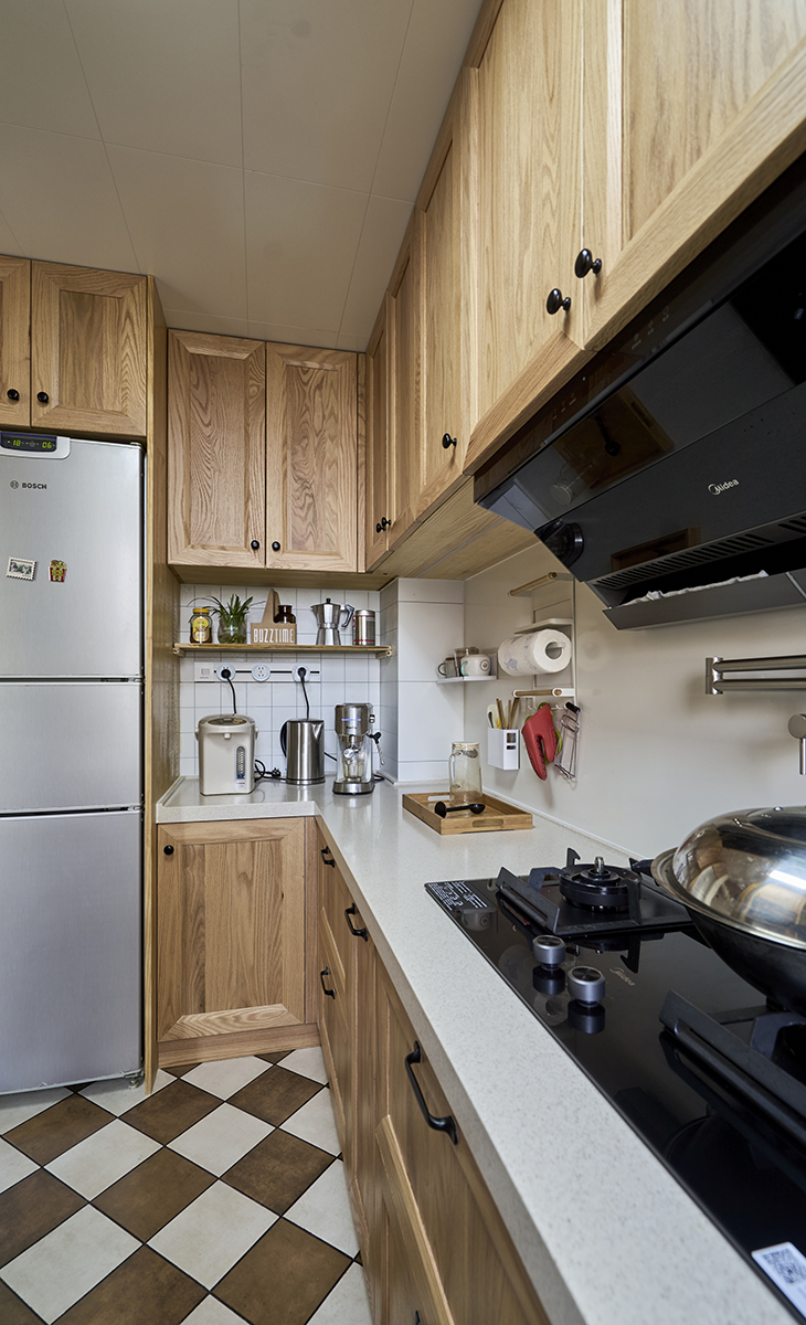 廚房做臺面方便擺放各種雜物，滿足戶主需求。