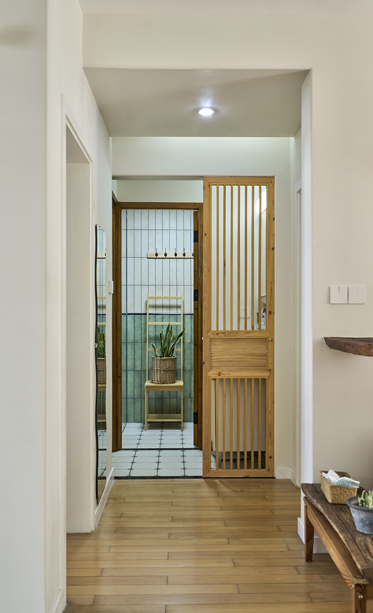 衛(wèi)生間空間很大，做了干濕分區(qū)，女主人喜愛色彩鮮艷，做了花色瓷磚，看起來更加的清新，視野上更加寬闊