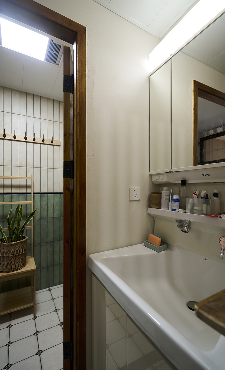 衛(wèi)生間空間很大，做了干濕分區(qū)，女主人喜愛色彩鮮艷，做了花色瓷磚，看起來更加的清新，視野上更加寬闊