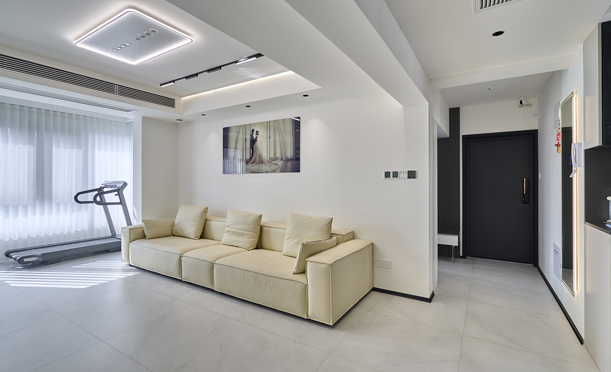 頂面燈光很豐富，有吸頂主燈，輔助燈明裝磁吸軌道燈，燈帶和射燈作為氛圍燈，沙發背景掛一幅主人的婚紗照，把現代極簡風格詮釋的淋漓盡致。