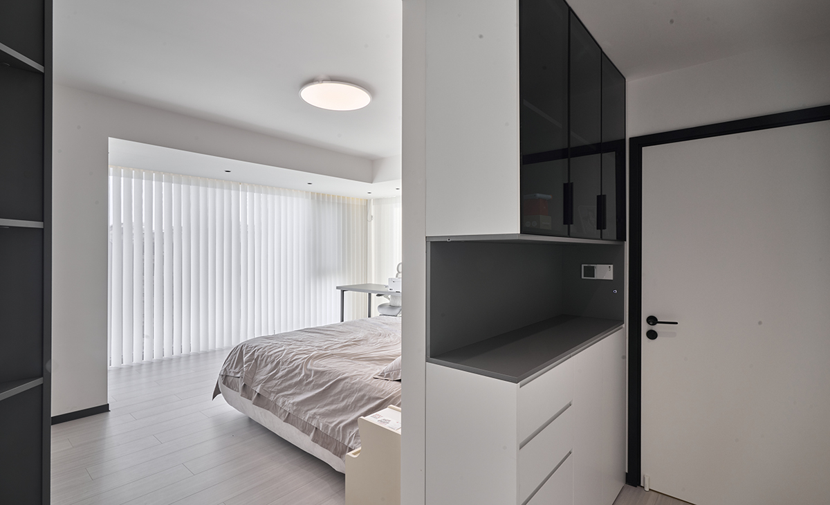  主臥進來后就是開放式衣帽間，右邊做成展示柜和鞋柜，左邊是衣柜，很多儲物空間，拿放也很方便，黑色門套+白色平板門，既簡潔又方便清理。