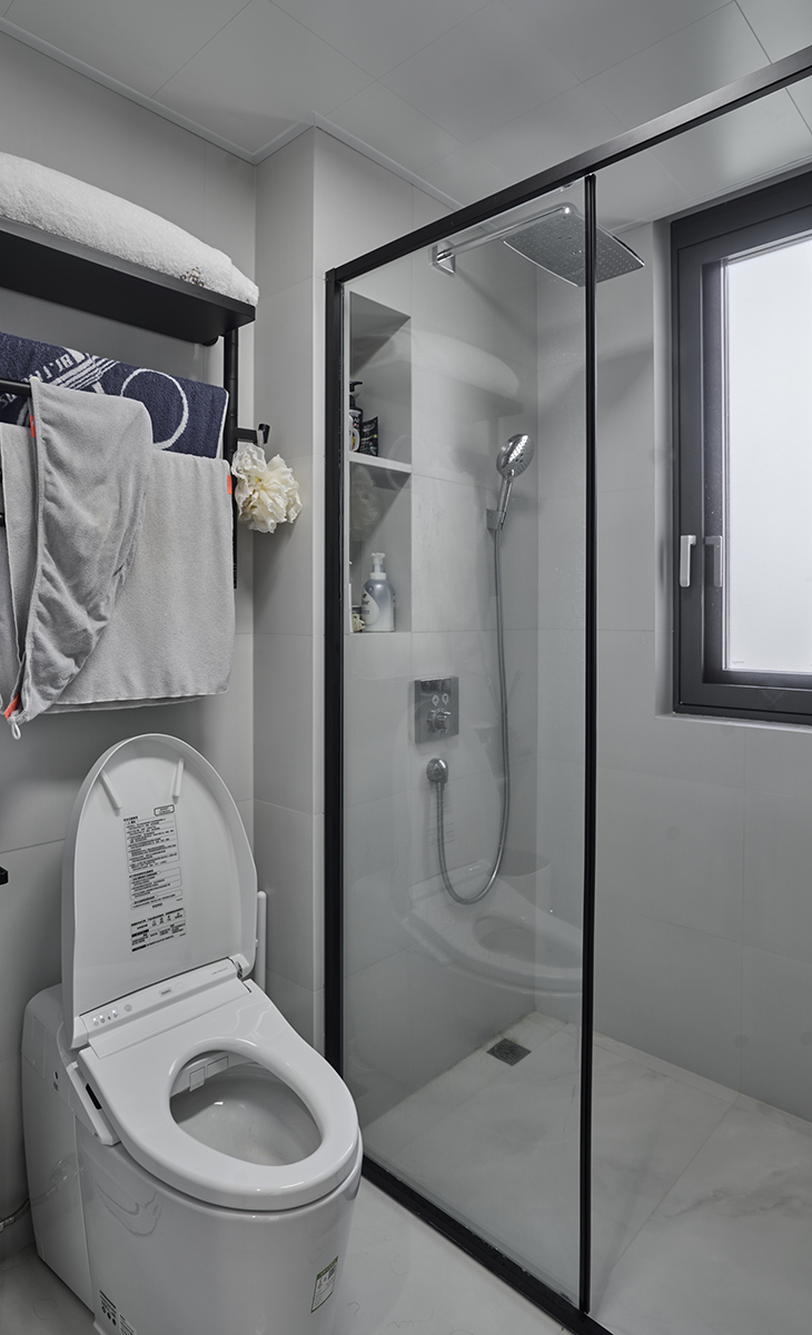   主衛淋浴區雙層壁龕，隱藏式花灑，智能馬桶，淋浴房做一半固定隔斷，空間雖小，但干凈整潔。洗手臺在外面，干濕分離設計。