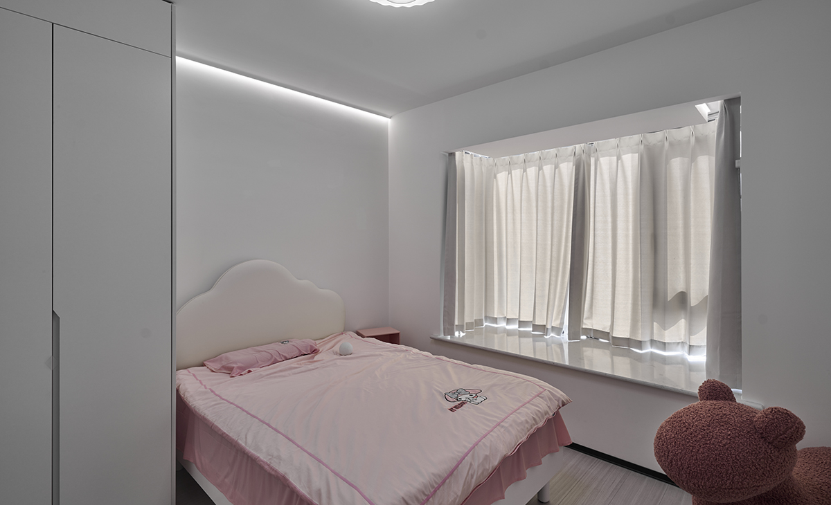 女兒房簡潔實用，大飄窗讓空間感有了延伸，暗藏氛圍燈，灰色的地板，黑色踢腳板，配白色墻面，明暗對比有序。