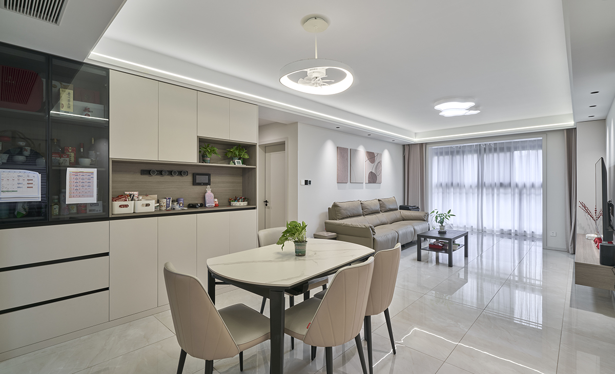 餐廳空間比較方正寬敞，靠墻做一組裝飾酒柜，既實用、又有裝飾功能，巖板餐桌把用餐氛圍調和的很溫暖，淺灰色地磚很干凈，色彩和造型上都簡潔大氣。