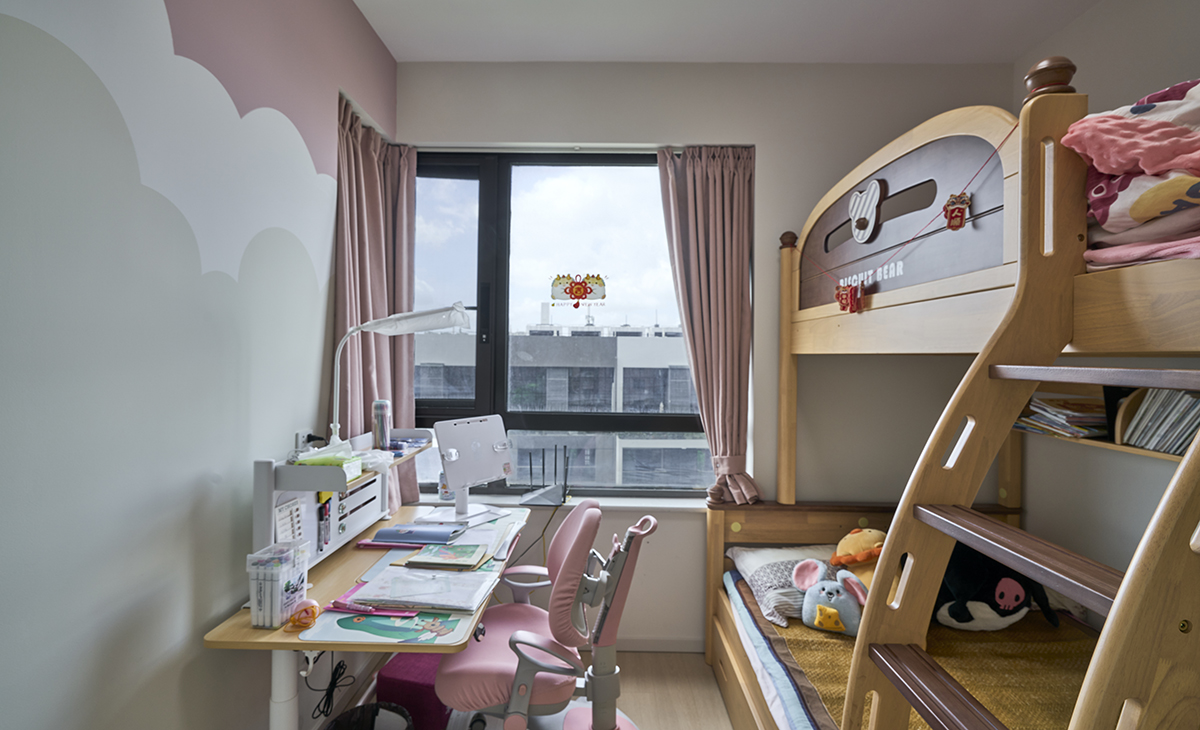 次臥房間雖有點小，但也充分利用了空間，也不顯得局促，擁擠。