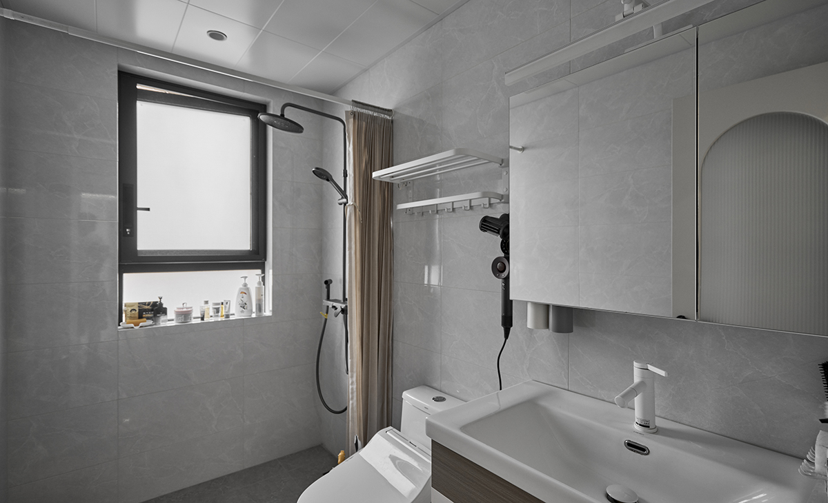 衛生間空間很大，1米長的洗手臺，智能馬桶，墻地一體磚、白色吊頂，鈦合金移門，體現主人高檔次的生活品味和優雅的審美觀。