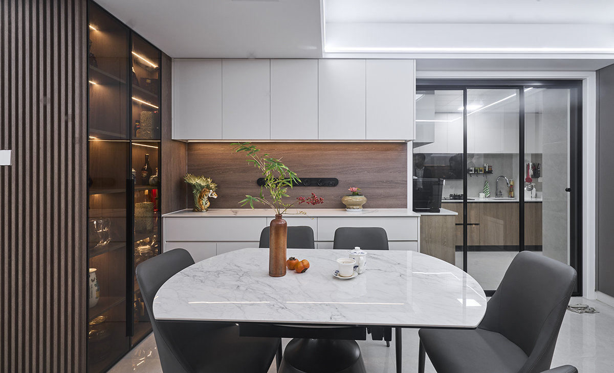 廚房與餐廳相連，采用原木色系，使得櫥柜更有質(zhì)感。