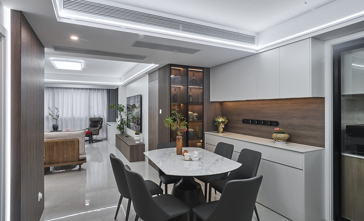  餐廳是一家人用餐最高的區(qū)域，餐廳與廚房相通，增加了活動(dòng)面積，實(shí)用性強(qiáng)，減少家庭聚會(huì)所帶來(lái)的空間壓力