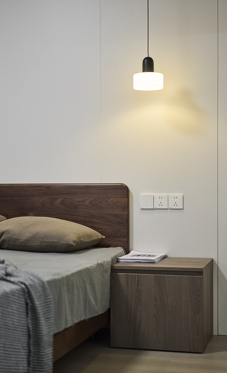 次臥是客房的空間，墻面采用白色，色彩上靈動(dòng)自如，簡(jiǎn)潔明亮。