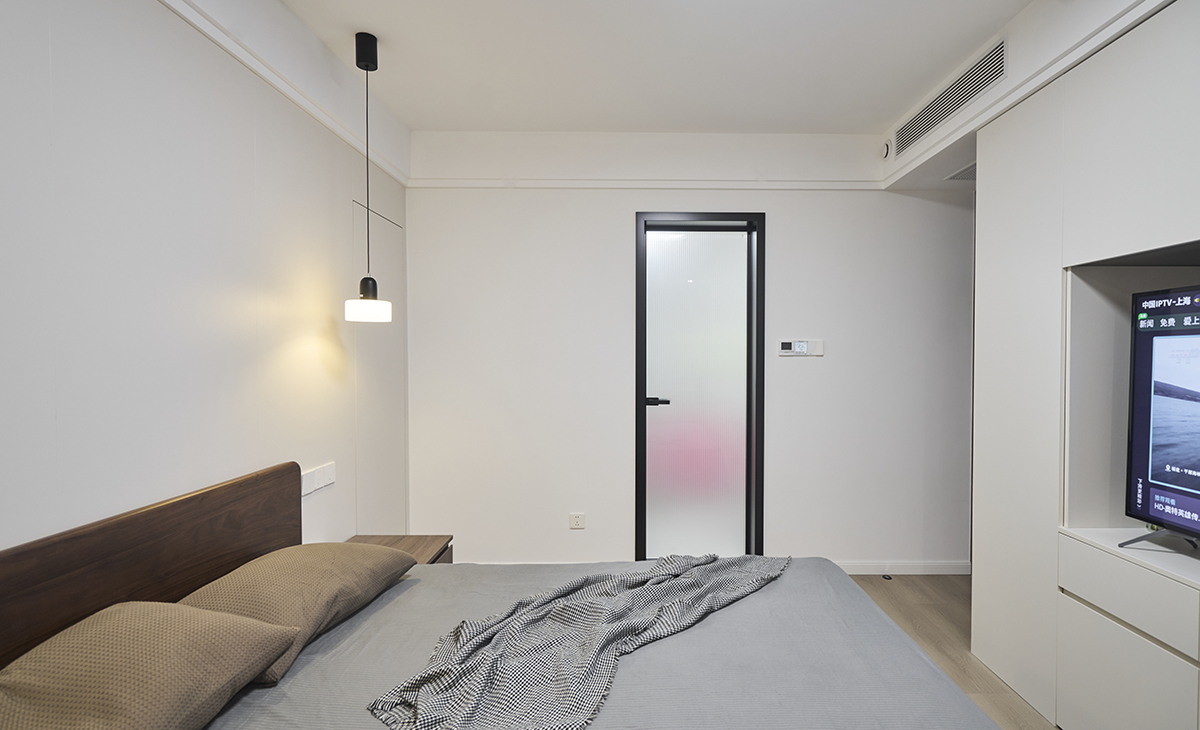 主臥床頭背景白色，地面用胡桃色，L型大飄窗讓臥室空間具有延伸感，射燈把整個(gè)空間點(diǎn)綴地豐富、有質(zhì)感