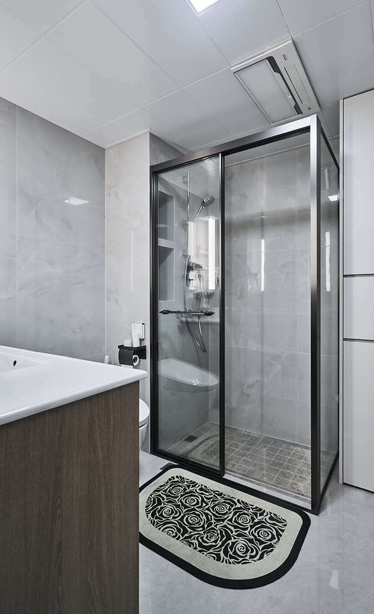 衛(wèi)生間空間很大，做了干濕分區(qū)，女主人喜愛(ài)色彩鮮艷，做了花色瓷磚，看起來(lái)更加的清新，視野上更加寬闊