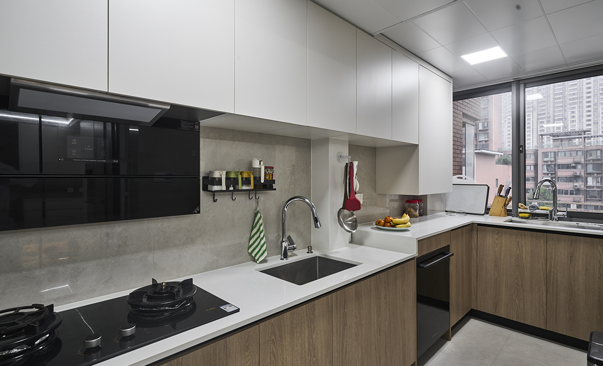 廚房做臺(tái)面方便擺放各種雜物，滿足戶主需求。