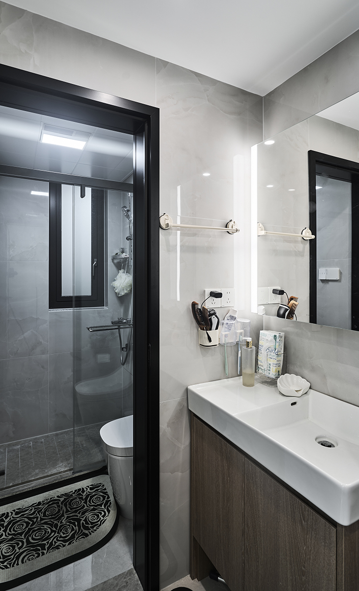 衛(wèi)生間空間很大，做了干濕分區(qū)，女主人喜愛(ài)色彩鮮艷，做了花色瓷磚，看起來(lái)更加的清新，視野上更加寬闊