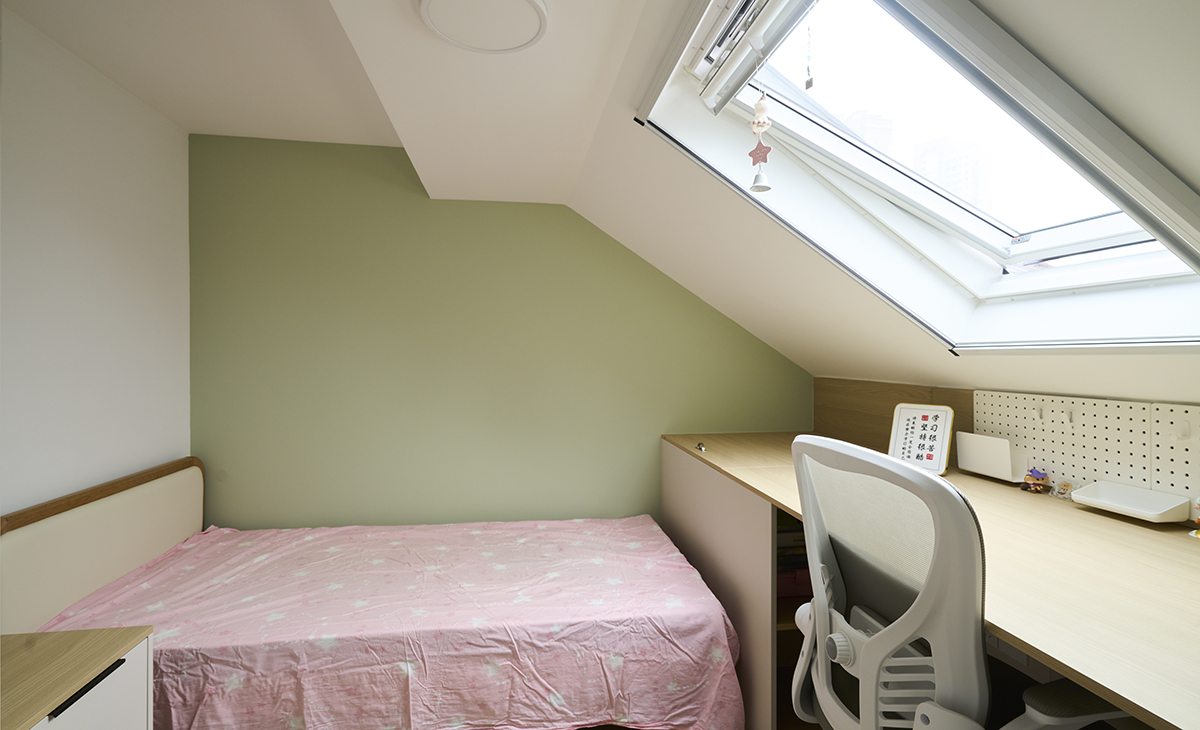 隔樓為小孩臥室，雖然是送的空間，在設計師的手筆下，把空間利用的很完美，有衣柜、床和學習區。