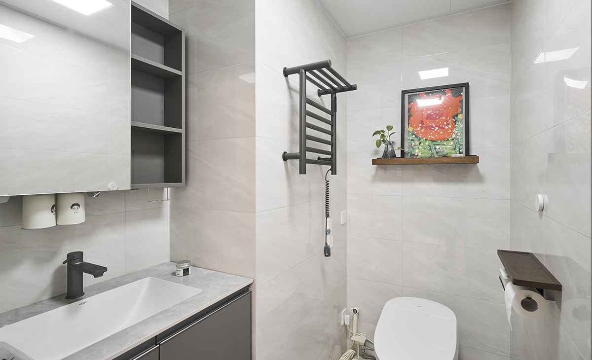 客衛淺灰色墻地磚，槍灰色臺盆柜，白色石英石臺面、槍灰色龍頭，智能馬桶，體現了客戶的高檔生活品質。