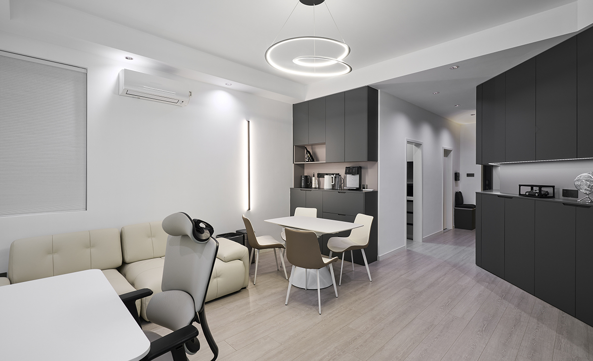 客廳是一套房子的靈魂所在，餐邊柜加上延長的電視柜能最大化保證客戶的儲物需求，客戶平時，簡單的石膏回字吊頂加上筒燈，把客廳的氛圍感拉滿