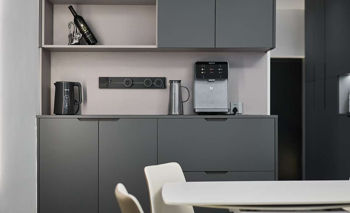 餐邊柜的設計，軌道插座，加上管線機，既保證了電器的使用效率，又保證了客戶的飲水要求，使用起來方便