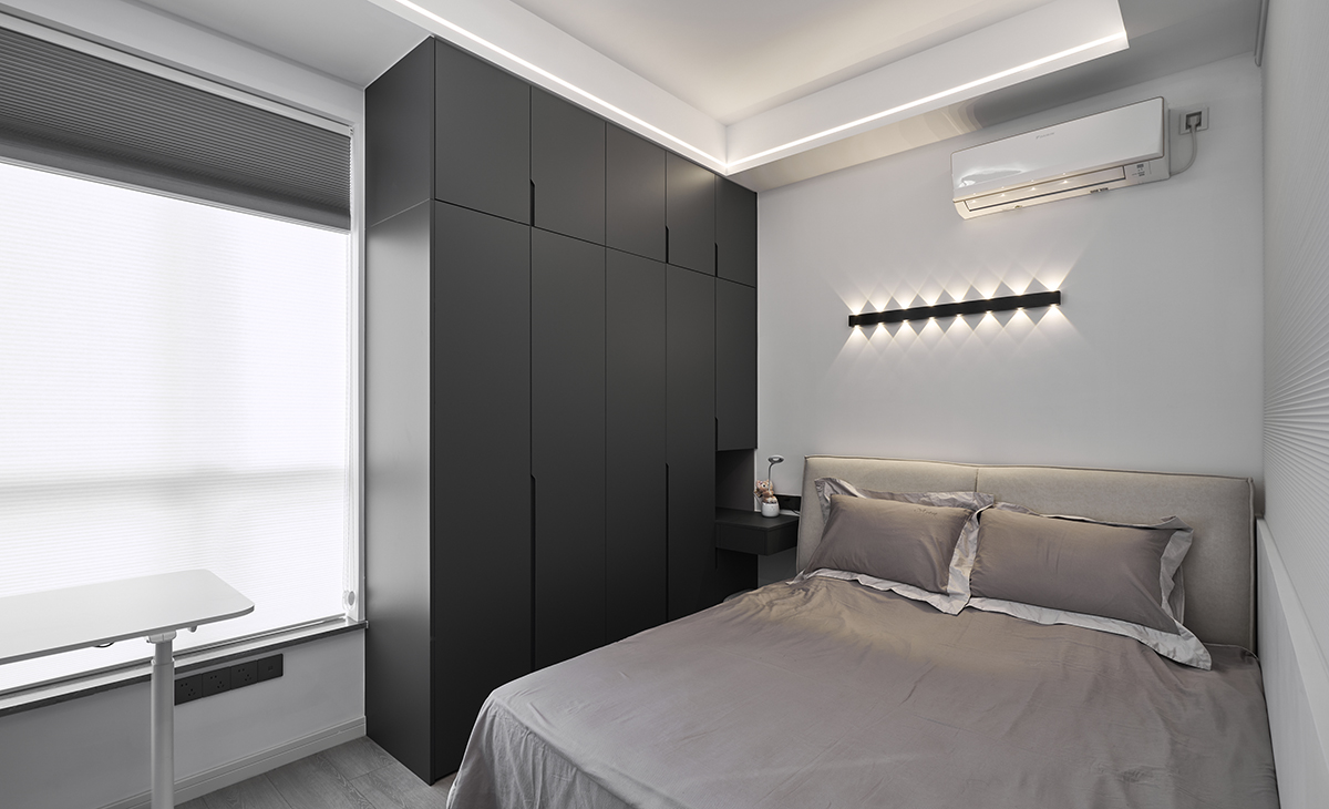 臥室面積不大，但合理的利用好空間也能滿足各種需求，衣柜延長的床頭柜，摒棄了老式的床頭柜，形成一個整體的感覺，床頭的氛圍燈，想象一下，晚上關閉大燈，單獨打開氛圍燈，感覺一下子上來了