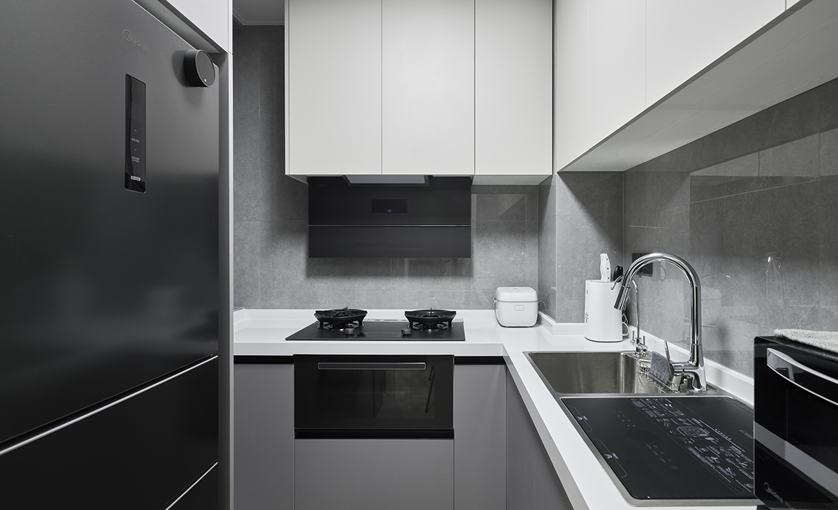 廚房占地5個平方，L型的櫥柜，加上方太的集成烹飪中心和水槽洗碗機，滿足了業主廚房的所有需求
