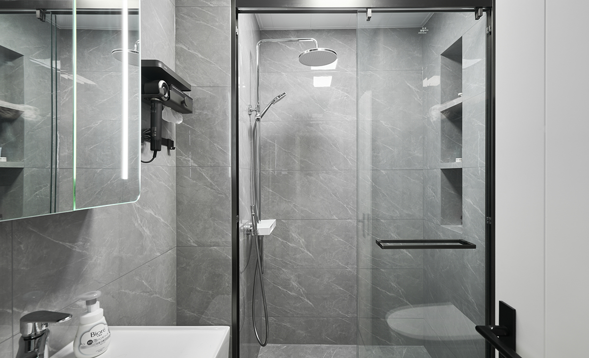 衛生間干濕分離的設計，能滿足2人同時使用，壁龕的出現節省了原本不大的淋浴區域，使得空間利用最大化