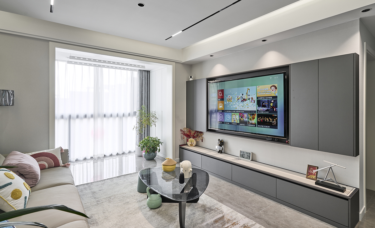 只做石膏板造型增加層次感，簡約硬裝搭配黑白灰低飽和色系軟裝。陽臺內包，增加面積與視覺空間延長。客餐廳刷暖白色同色乳膠漆，空間顯大又通透 。