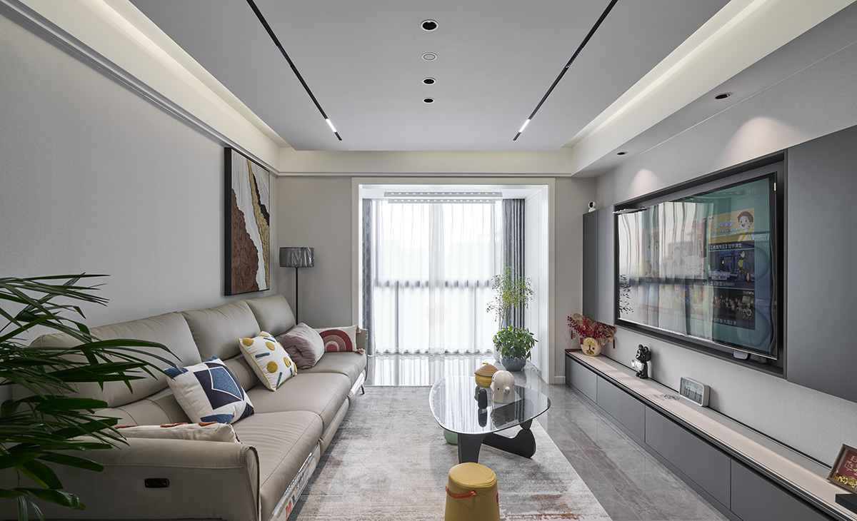 客廳整體注重通透感和簡潔性，減少隔斷。家具選擇簡約款式，如直線條的沙發、幾何造型的燈具等。可通過擺放綠植增加自然生機 。