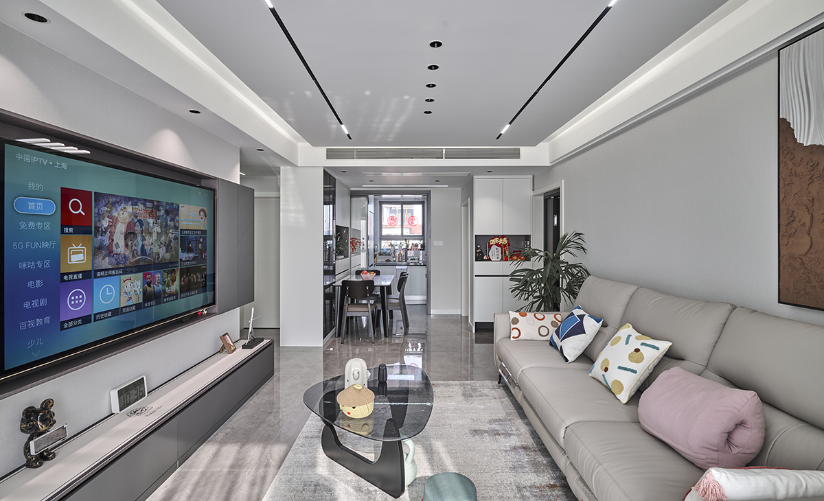 墻壁和天花板采用純白色，營造通透感，巨大窗戶引入自然光線，中性色大理石地板增添質感和豪華感，灰色地磚與白色背景形成對比，營造高雅氛圍 。