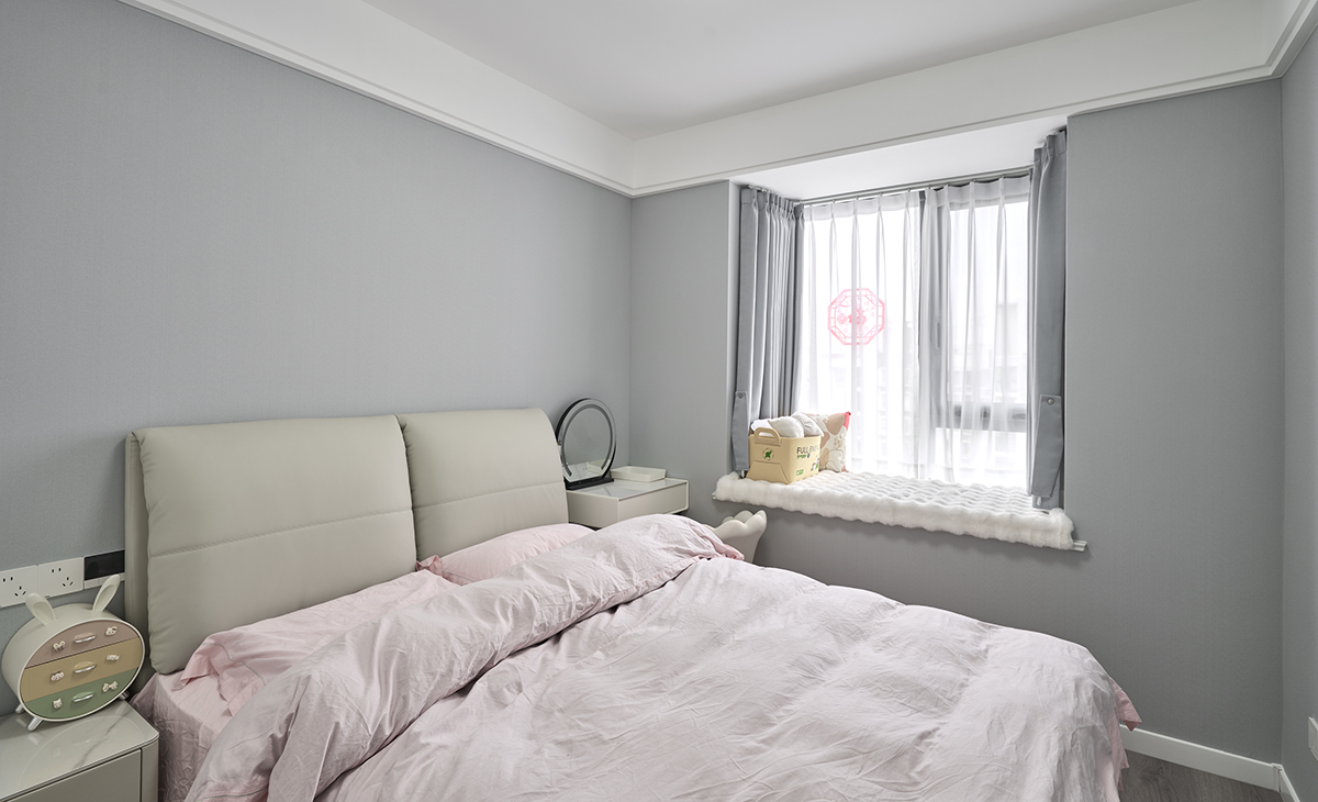 次臥以白色與淺灰色墻布作為主要配色，營造寧靜舒適的氛圍。結合石膏板做層次立方體，功能簡化為睡眠區?。