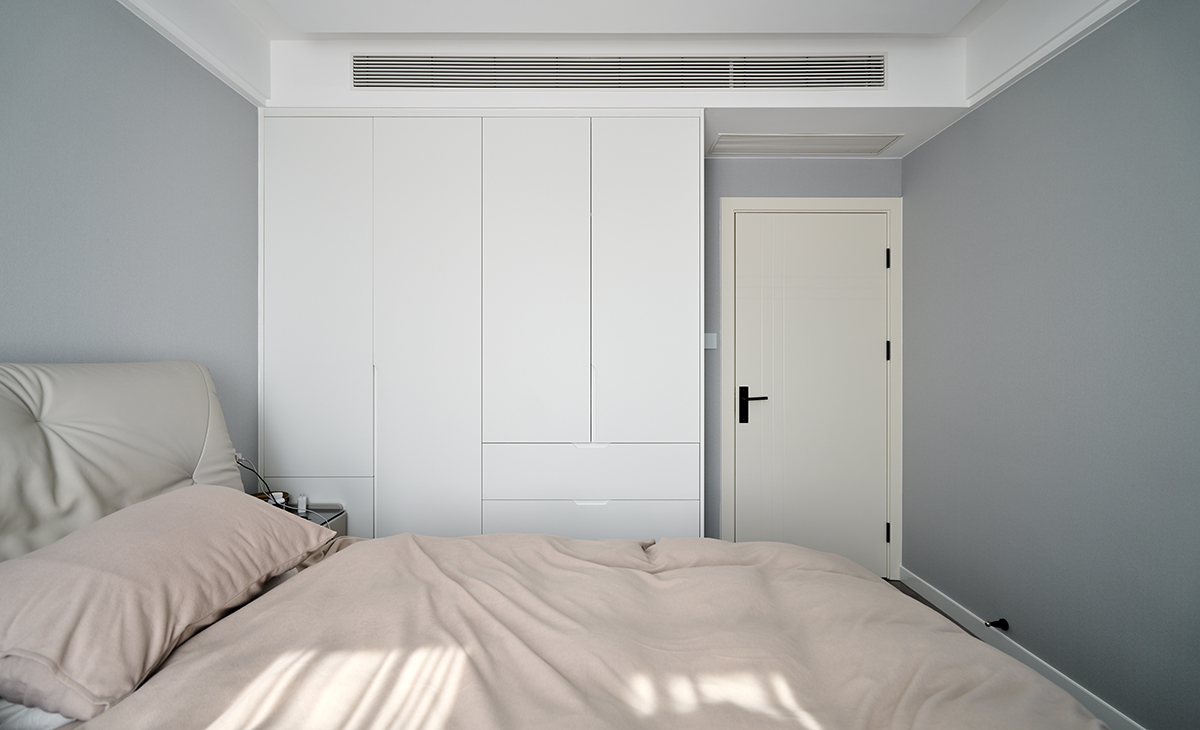 主臥墻面大膽采用灰色壁布鋪貼，以灰色為主，地板、墻面和床上用品采用淺粉色和奶白色組合，保證充足自然光線 。中和室內灰色調，營造舒適氛圍?。