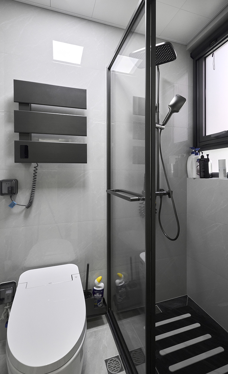   采用全大理石瓷磚裝飾，墻壁和地板淡色加深色組合，灰色大理石紋路打造的懸空洗漱臺，干濕分離的淋浴間設計，美觀實用 。