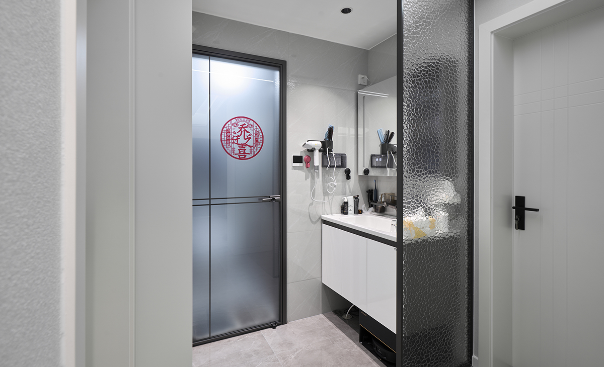 衛生間整體采用灰黑木的組合，增添空間的精致感。布局注重整潔性和功能性，可通過合理設置洗漱臺、馬桶、淋浴區等區域，提高使用效率?。 