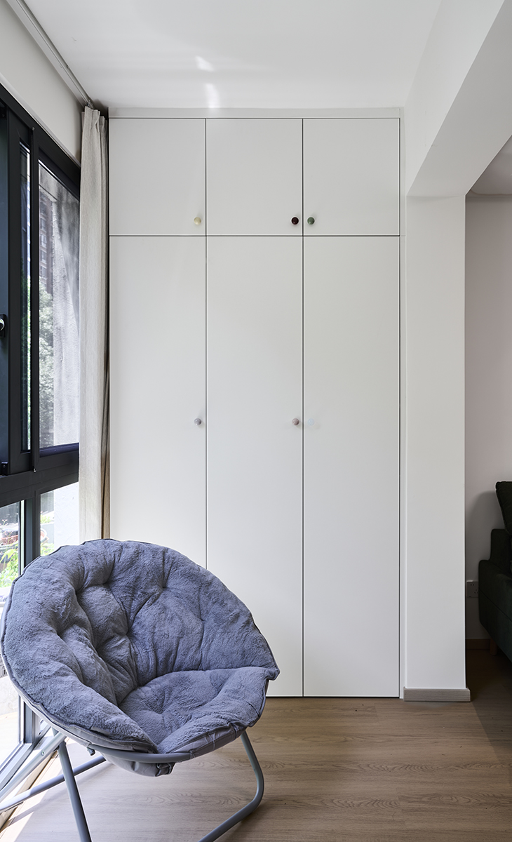 休息陽臺放一個藍色小沙發，背面儲物柜，地板通鋪，延伸空間感，大面積落地窗，讓陽光透進來，讓生活更愜意！