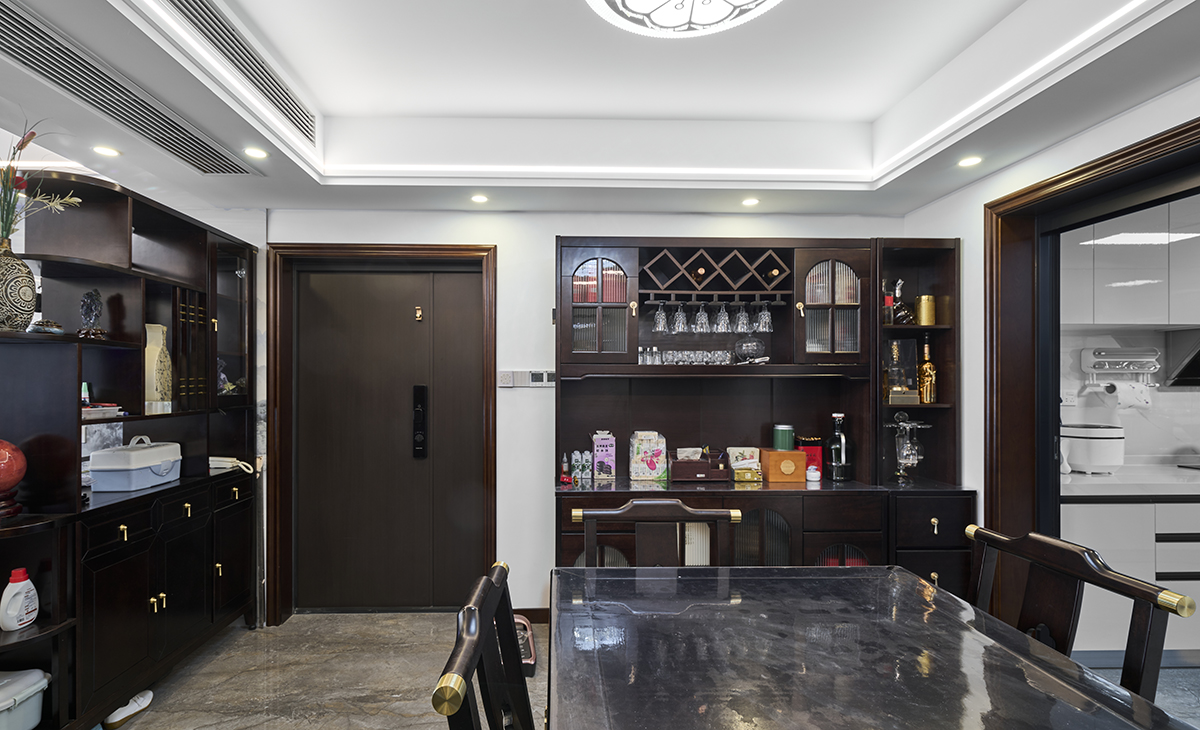 中式玄關(guān)，中式餐邊柜，中式吊燈，深色地磚，整潔干凈，方便打理，餐桌頂面吊燈是一大亮點，把空間點綴地恰到好處。