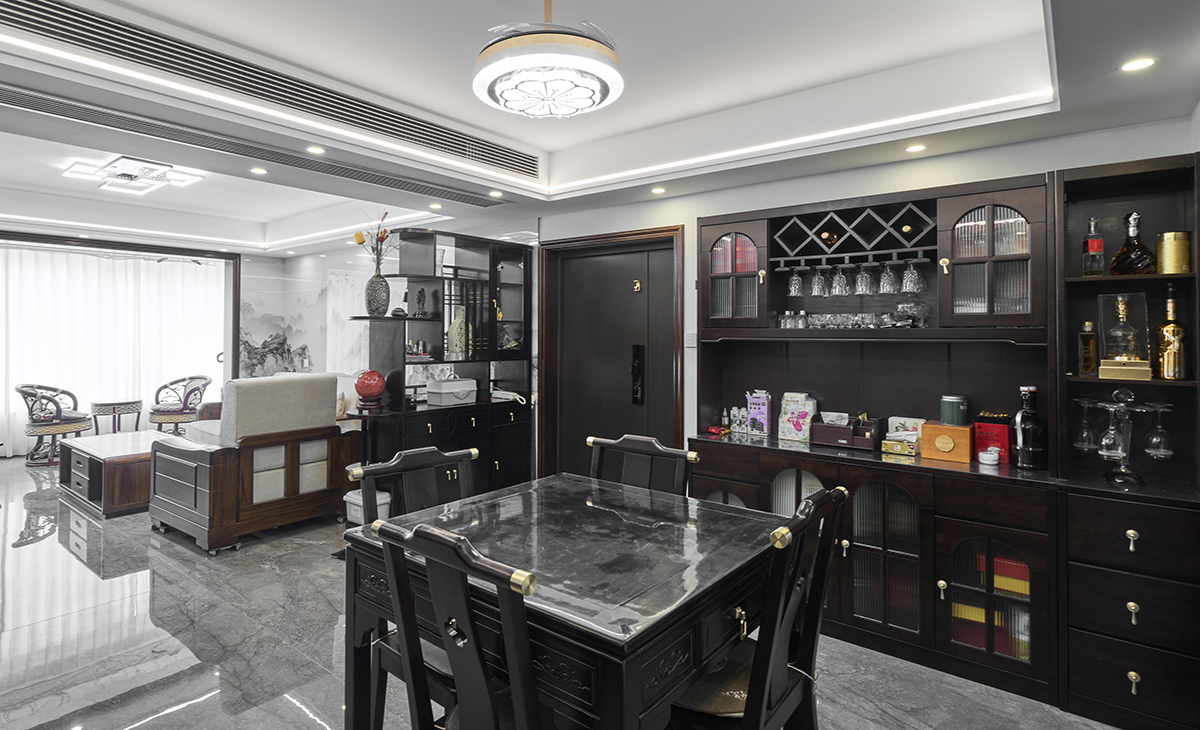 黑檀木餐桌居中布置，和頂面吊頂造型相呼應(yīng)，條幾上方魚缸，體現(xiàn)叔叔的閑情逸致，上方又掛上一幅馬到成功十字繡，把新中式風(fēng)格詮釋的淋漓盡致。