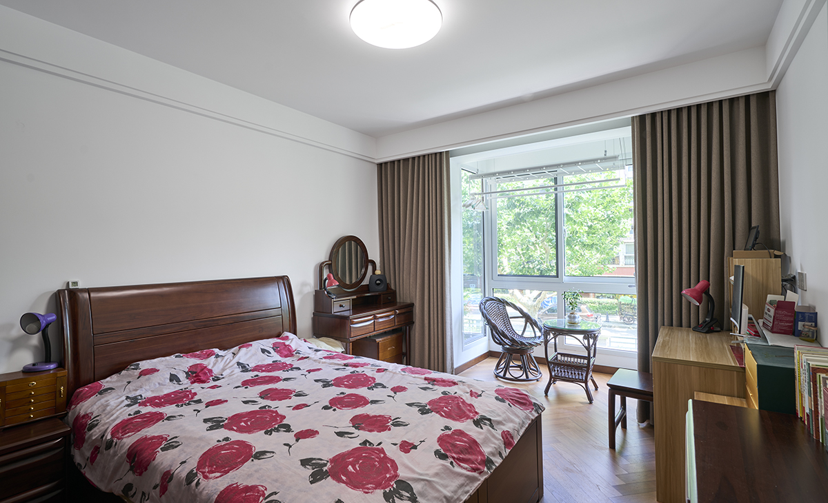 主臥實木床，人字拼地板，電腦桌，顏色錯落別致，中式梳妝臺是阿姨的配嫁，體現(xiàn)了叔叔阿姨高尚的生活情操。