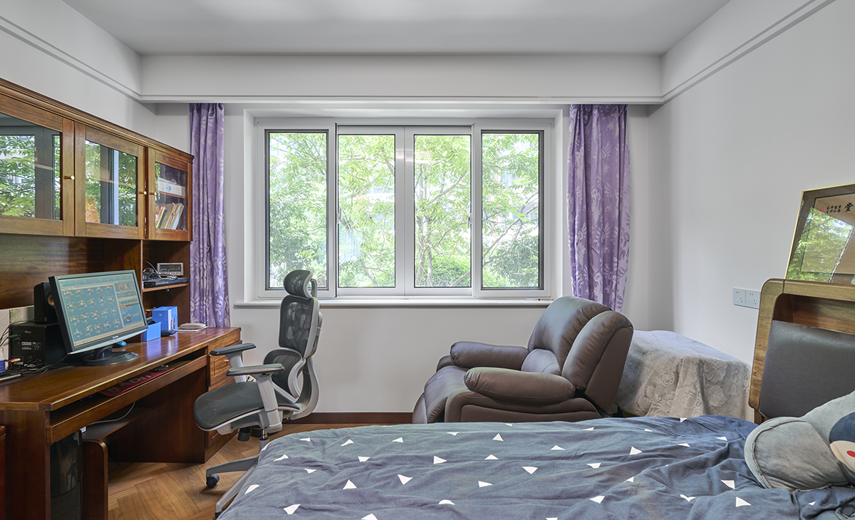 次臥作為多功能室，主要供叔叔阿姨當(dāng)書房用，偶爾子女過來也能小住，床邊上有一個沙發(fā)，讓叔叔累了可以放松一下。