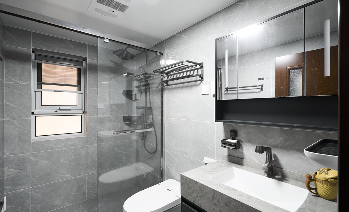 客衛(wèi)淺灰色墻地磚，槍灰色臺盆柜，白色石英石臺面、槍灰色龍頭，智能馬桶，體現(xiàn)了客戶的高檔生活品質(zhì)。