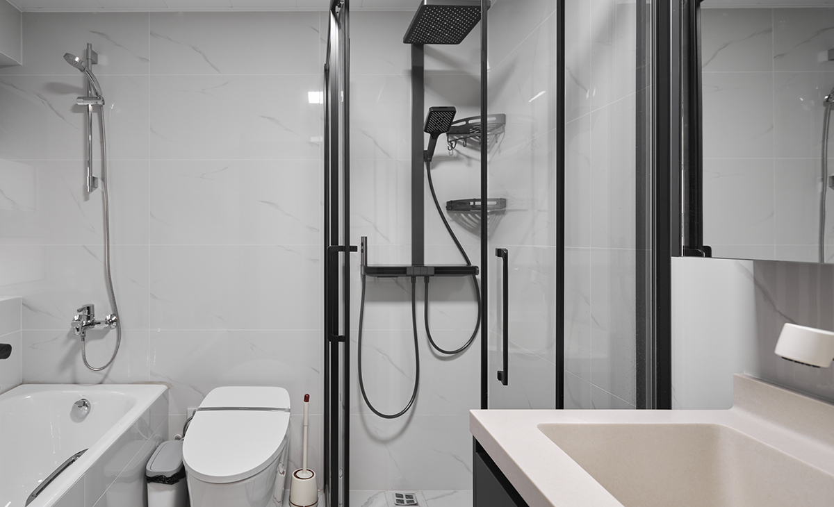 主衛(wèi)有浴缸，有淋浴房，超大浴室柜，讓叔叔阿姨閑暇之余泡泡澡，生活很愜意。