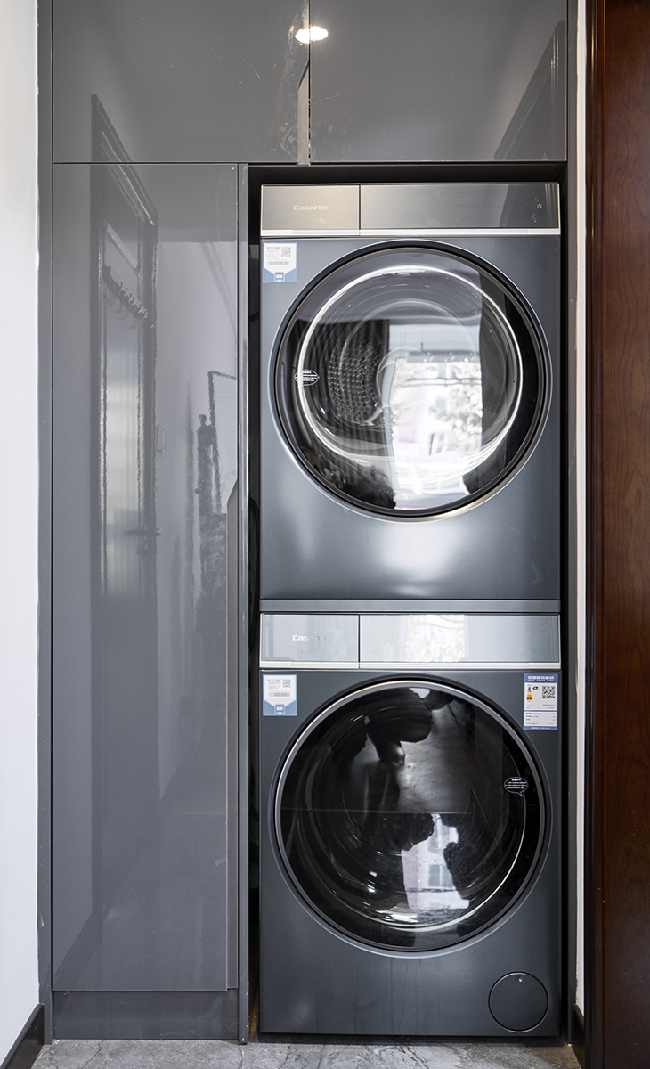洗衣機、烘干機和家政柜，造型很平順，顏色很自然，體現(xiàn)人主人的高檔生活品質(zhì)。