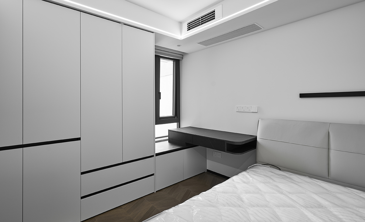 中廚空間以頂置吊軌的方式實(shí)現(xiàn)空間界面的隱形轉(zhuǎn)換，吊軌系統(tǒng)通過預(yù)埋結(jié)構(gòu)與天花板造型整合，地面無門檻石過渡，完整保留空間的純粹狀態(tài)。
