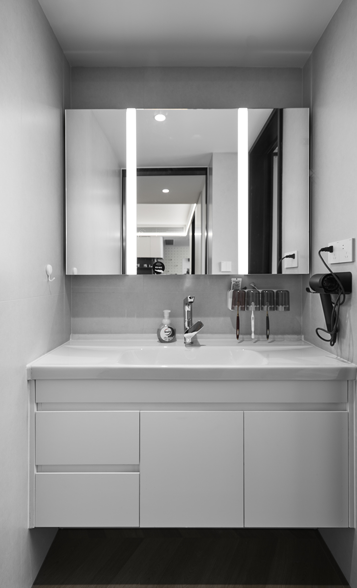 衛(wèi)生間整體采用白灰色的組合，增添空間的精致感。布局注重整潔性和功能性，可通過合理設(shè)置洗漱臺(tái)、馬桶、淋浴區(qū)等區(qū)域，提高使用效率?。  