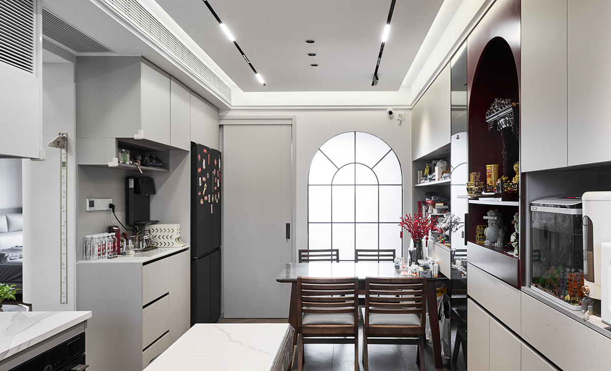 餐邊柜組合柜，既增加儲物空間，又增加美感，空間方正大氣、餐桌椅嵌入餐邊柜節約了空間，外面封玻璃，茶色玻璃柜門，裝飾柜開放格，讓空間很豐富。
