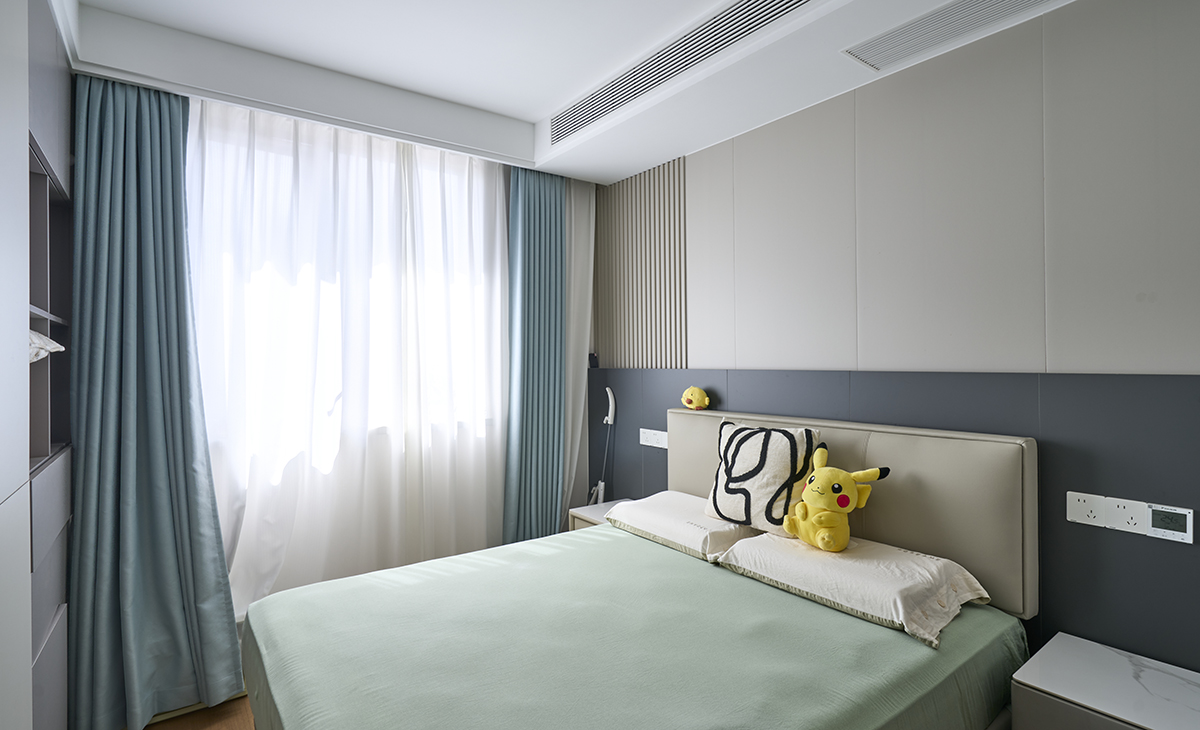 次臥空間不大，但利用床尾做整排收納衣帽柜，增加很多儲物空間，拿放也很方便，床靠背做了整體護墻板帶燈帶，增加了層次感。增加上可愛的布偶玩具，兒子很是喜歡。