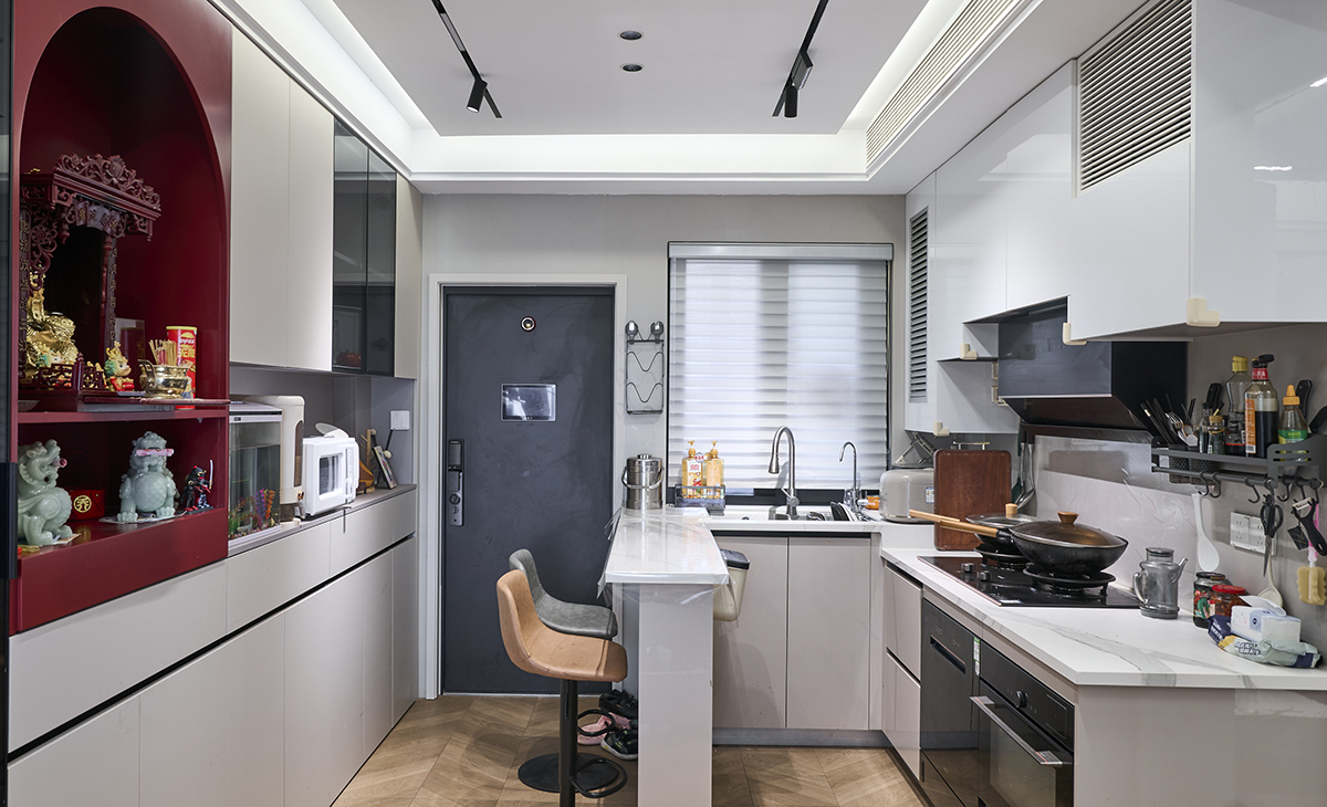 進門鞋柜處，還有一個佛龕位，主人家里做生意多年一直供奉，魚缸的配置也增加的整個空間的靈動性，明暗錯落有致。