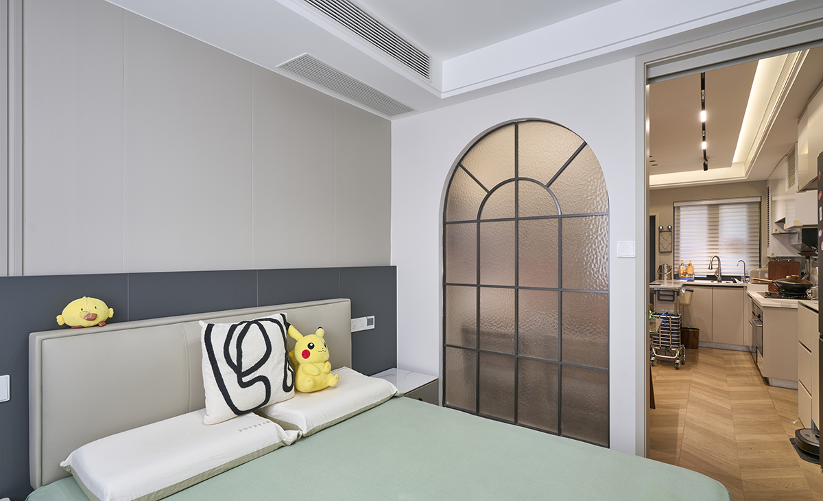 次臥和餐廳中間做藝術玻璃屏風，半圓型玻璃屏風隔斷，既保證了隱私，又增加了餐廳的采光，造型上方中有圓，圓中有方，把復古風格詮釋的淋漓盡致。