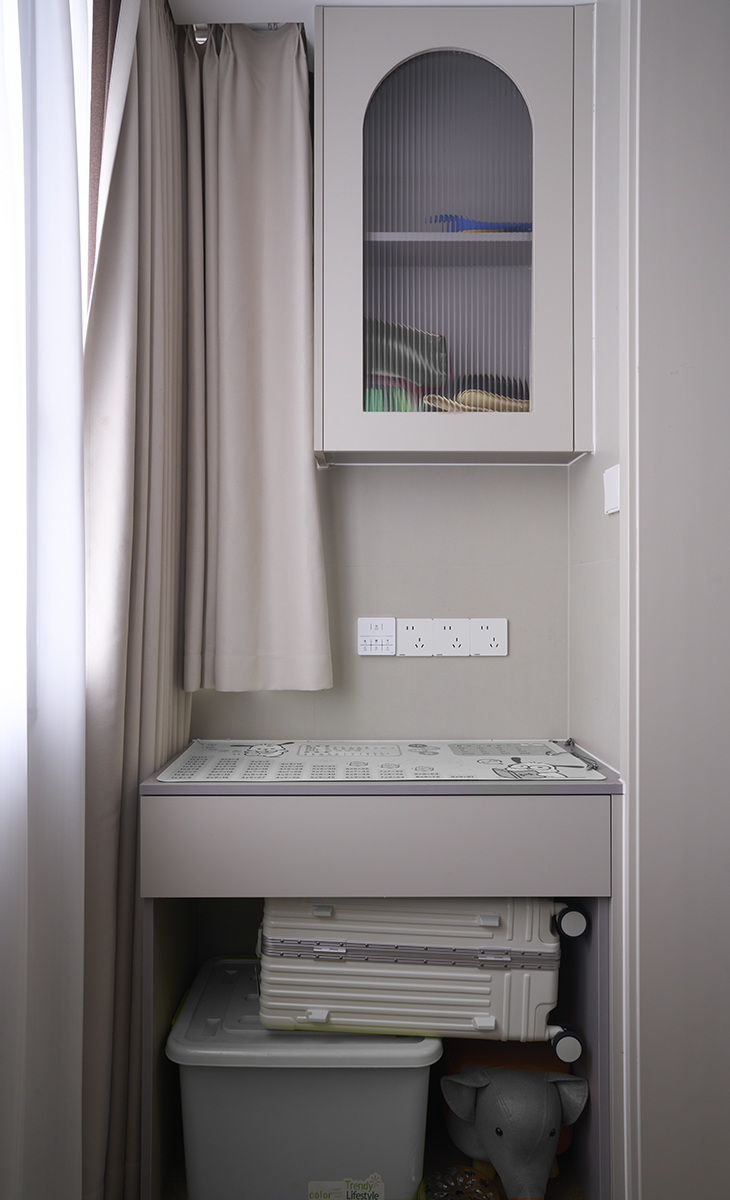 該套房子陽臺的空間利用的很完美，定制洗衣機柜，儲物空間很大，對面做了懸浮寫字臺，上面做一個吊柜，放置女主人的化妝品，使用起來很方便，把空間襯托的完美無霞。