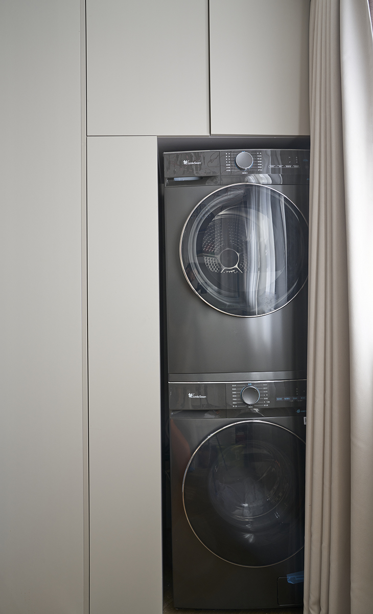 該套房子陽臺的空間利用的很完美，定制洗衣機柜，儲物空間很大，對面做了懸浮寫字臺，上面做一個吊柜，放置女主人的化妝品，使用起來很方便，把空間襯托的完美無霞。