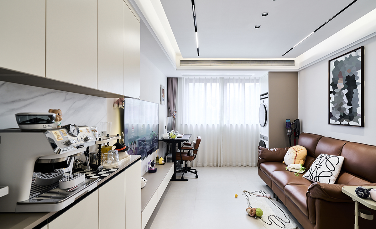 客廳是接待客人的空間、是家庭裝修的亮點(diǎn)所在、也是一家人活動(dòng)頻率最高的區(qū)域，棕色皮質(zhì)沙發(fā)，體現(xiàn)高端華麗，吊頂造型上采用懸浮石膏板+內(nèi)嵌燈帶，奢華氣息很濃。地面采用柔光地磚，一點(diǎn)沒(méi)有光點(diǎn)反射。搭配中央空調(diào)造型吊頂和色調(diào)上無(wú)不給人華麗、高貴、溫馨的氣息。